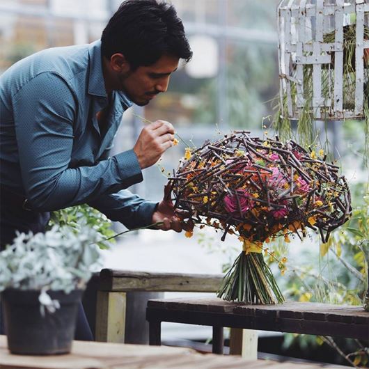 Leopoldo Gomez designing a hand-tied bouquet in his signature style.